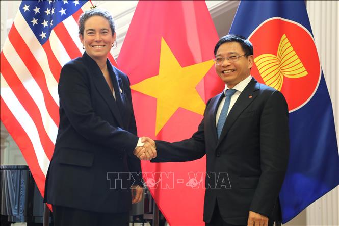 Deputy Prime Minister Nguyen Van Thang meets with Caroline Vik, Chief Policy Officer at the DFC. VNA Photo: Ngọc Quang 