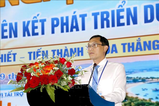 Ông Lê Thanh Sơn, Chủ tịch UBND phường Mũi Né, Trưởng Ban tổ chức phát biểu khai mạc hội nghị. Ảnh: Hồng Hiếu- TTXVN