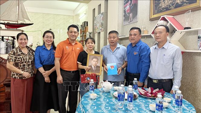 Thành đoàn Đồng Nai trao tặng di ảnh phục dựng cho gia đình Thương binh đã mất Võ Văn Sáu (phường Trảng Dài, thành phố Đồng Nai). Ảnh: Lê Xuân-TTXVN