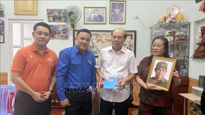 Thành đoàn Đồng Nai trao tặng di ảnh phục dựng cho gia đình Liệt sĩ Lương Xuân Bảo (phường Trảng Dài, thành phố Đồng Nai). Ảnh: Lê Xuân-TTXVN