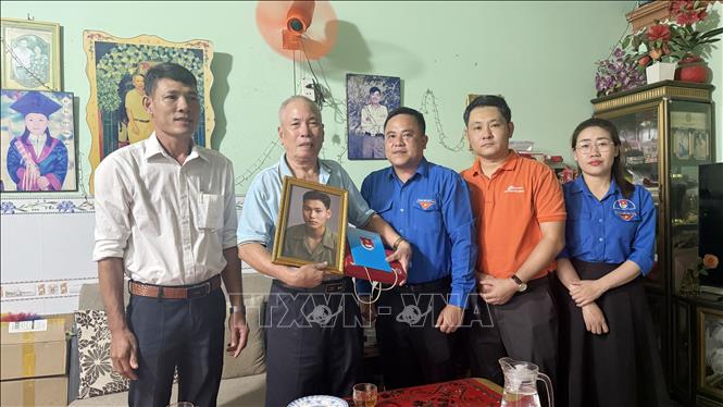 Thành đoàn Đồng Nai trao tặng di ảnh phục dựng cho gia đình Liệt sĩ Vũ Văn Vững (phường Trảng Dài, thành phố Đồng Nai). Ảnh: Lê Xuân-TTXVN