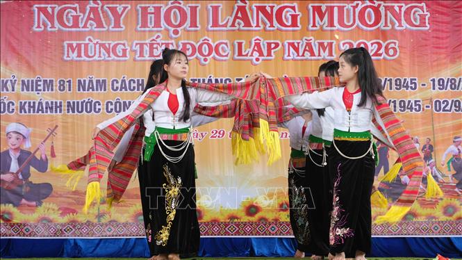 Các tiết mục múa tại Ngày hội làng Mường. Ảnh: Dư Toán - TTXVN