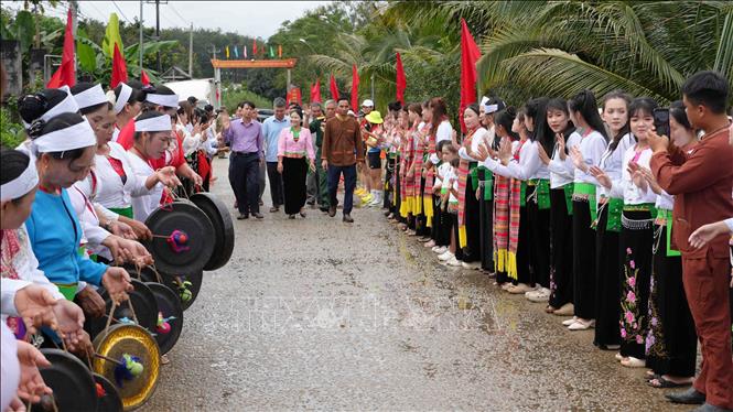 Người Mường ở thôn Hào Lý, xã Sa Loong đón khách đến mừng Ngày hội làng Mường. Ảnh: Dư Toán - TTXVN