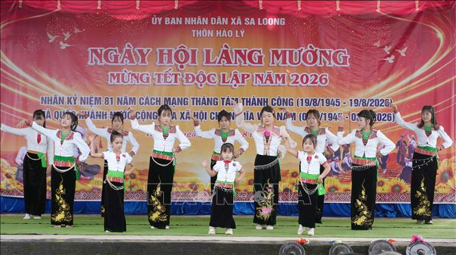 Các tiết mục múa tại Ngày hội làng Mường. Ảnh: Dư Toán - TTXVN