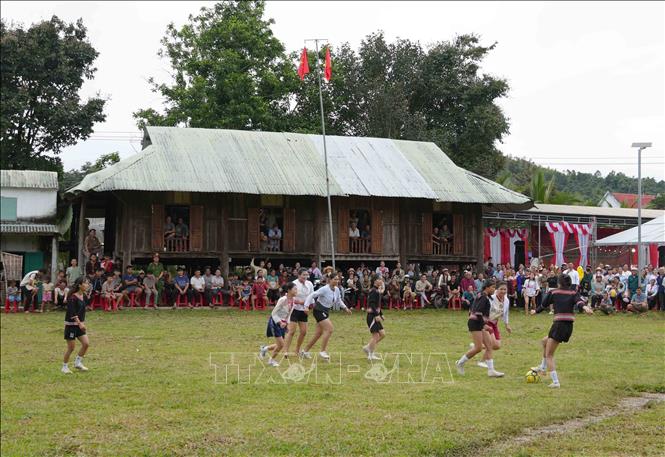 Giao lưu thể thao tại Ngày hội làng Mường. Ảnh: Dư Toán - TTXVN