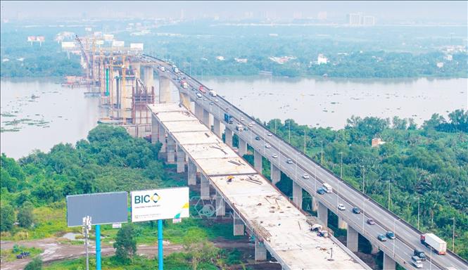 Thi công mở rộng đoạn cao tốc Thành phố Hồ Chí Minh - Long Thành. Ảnh: Công Phong - TTXVN