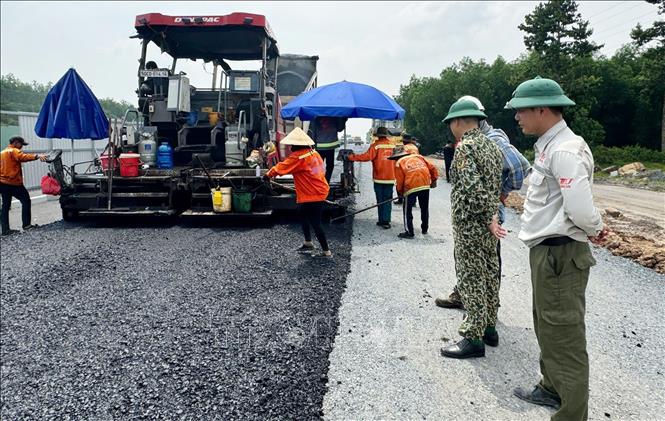 Thảm nhựa tại gói thầu số 2, dự án mở rộng đoạn cao tốc Thành phố Hồ Chí Minh - Long Thành. Ảnh: Công Phong - TTXVN