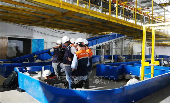 Người lao động tập trung hoàn thiện hệ thống xử lý hành lý nhà ga hành khách sân bay Long Thành. Ảnh: Công Phong - TTXVN