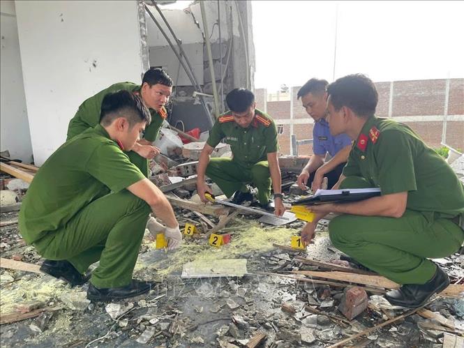 Lực lượng Công an khám nghiệm hiện trường vụ nổ tại khu nhà trọ ở thôn Phục Khải, xã Bình Xuyên, tỉnh Phú Thọ. Ảnh: TTXVN phát