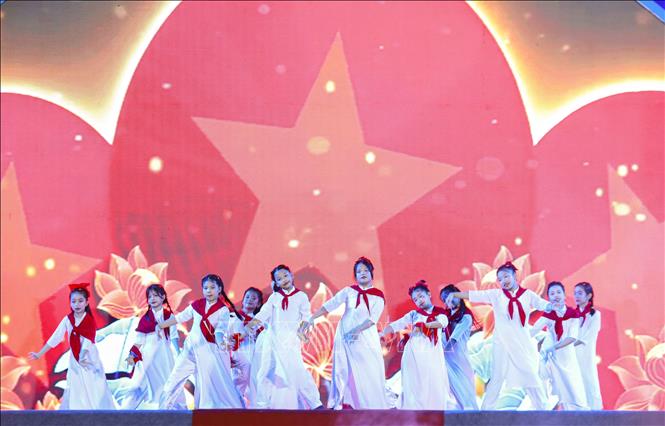 Tiết mục nhảy của các em thiếu nhi tại chương trình khai mạc Festival. Ảnh: Xuân Tư - TTXVN