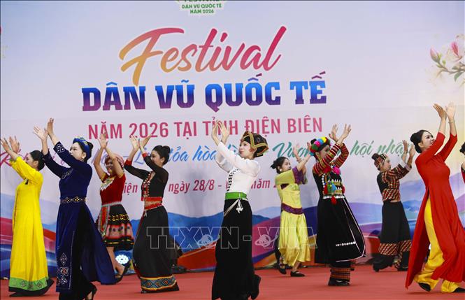 Các đội thi trình diễn dân vũ trong khuôn khổ Festival Dân vũ Quốc tế 2026 tại Điện Biên. Ảnh: Xuân Tư - TTXVN