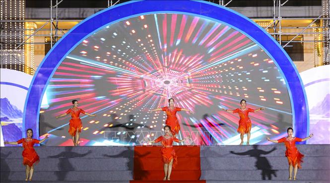 Tiết mục dân vũ tại chương trình khai mạc Festival. Ảnh: Xuân Tư - TTXVN