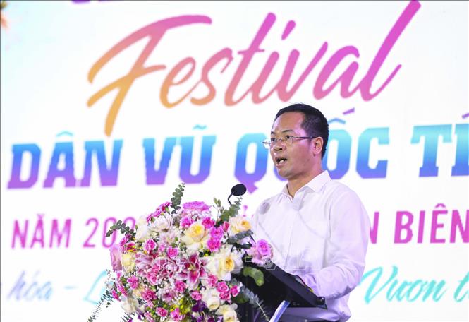 Ông Trần Hải Hà, Giám đốc Sở Văn hóa, Thể thao và Du lịch tỉnh Điện Biên phát biểu Khai mạc Festival. Ảnh: Xuân Tư - TTXVN