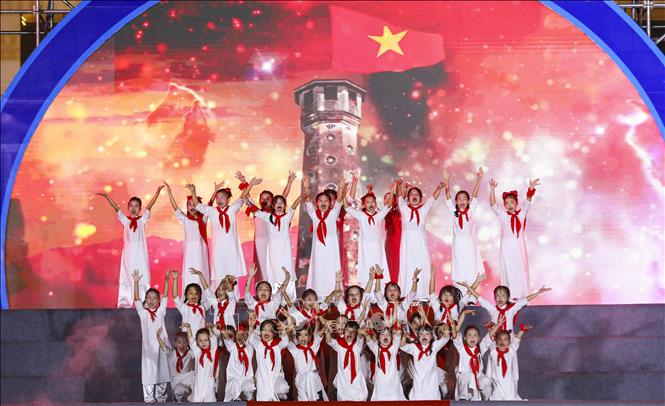 Tiết mục nhảy của các em thiếu nhi tại chương trình khai mạc Festival. Ảnh: Xuân Tư - TTXVN