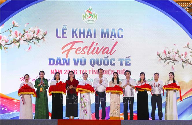 Đại biểu thực hiện nghi thức cắt băng khai mạc Festival Dân vũ quốc tế năm 2026 tại Điện Biên. Ảnh: Xuân Tư - TTXVN