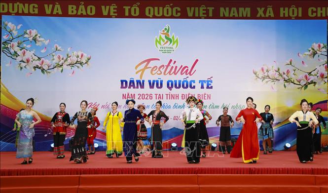 Các đội thi trình diễn dân vũ trong khuôn khổ Festival Dân vũ quốc tế 2026 tại Điện Biên. Ảnh: Xuân Tư - TTXVN