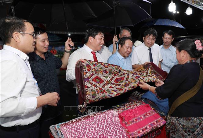 Các đồng chí lãnh đạo cùng đại biểu tham quan sản phẩm dệt thổ cẩm của người dân Điện Biên. Ảnh: Quý Trung - TTXVN