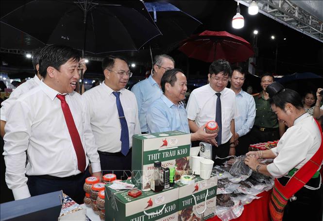 Các đại biểu tham quan các mặt hàng sản phẩm của hộ kinh doanh của tỉnh Điện Biên. Ảnh: Quý Trung - TTXVN