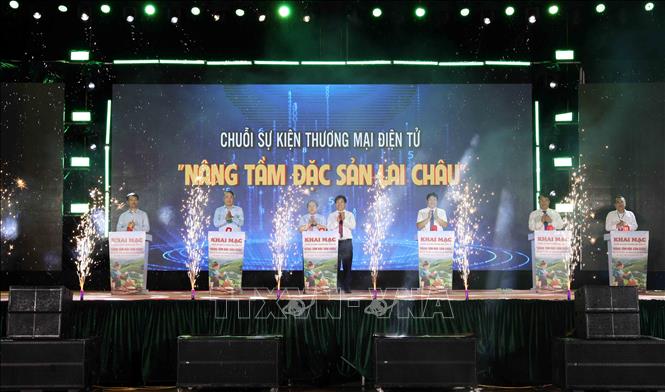 Các đại biểu thực hiện nghi thức bấm nút khai mạc chuỗi sự kiện. Ảnh: Quý Trung – TTXVN