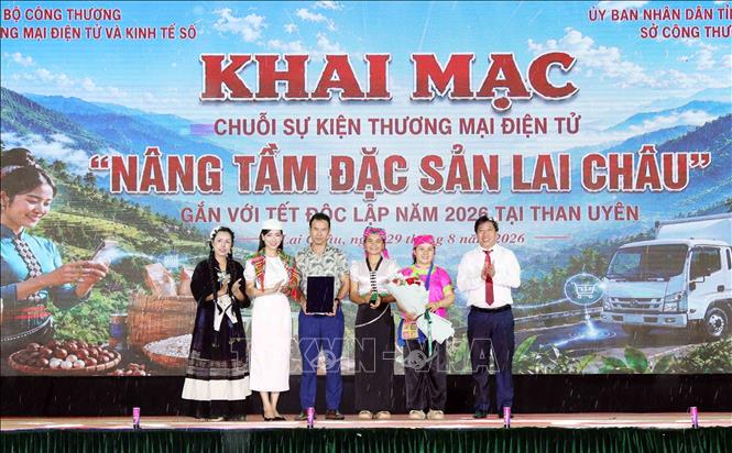 Giám đốc Sở Công thương tỉnh Lai Châu Vương Thế Mẫn trao Quyết định thành lập và ra mắt Câu lạc bộ KOL và KOC tỉnh Lai Châu. Ảnh: Quý Trung – TTXVN