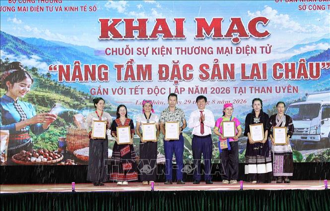 Giám đốc Sở Công thương tỉnh Lai Châu, Vương Thế Mẫn trao thư cám ơn cho các KOL và KOC và các đơn vị đồng hành. Ảnh: Quý Trung – TTXVN