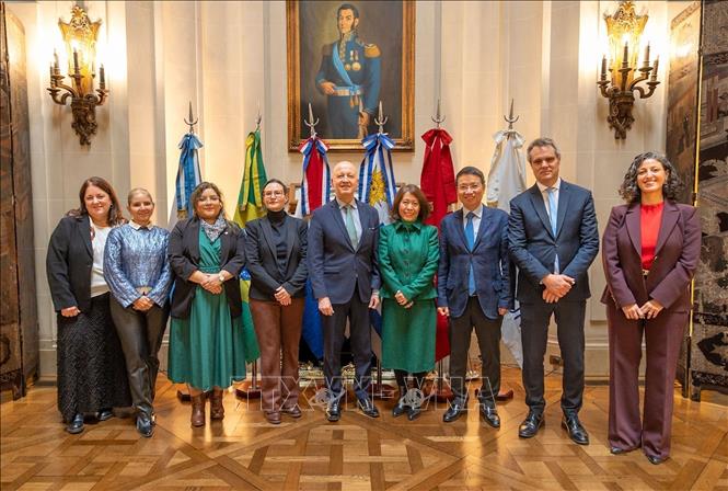 Representatives of Vietnam, host Argentina and other Mercosur member countries. VNA Photo: Thanh Tùng