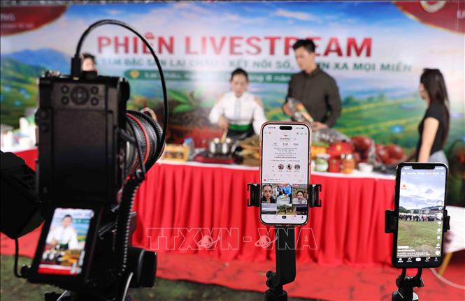 Phiên livestream quảng bá các mặt hàng nông sản đặc sắc của tỉnh Lai Châu tại lễ khai mạc. Ảnh: Quý Trung – TTXVN