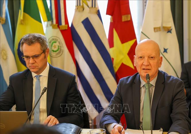 Undersecretary for International Economic Negotiations and Integration Roberto Alejandro Salafia (right) and Head of the Argentine negotiating team Rodrigo Bardoneschi (left). VNA Photo: Thanh Tùng