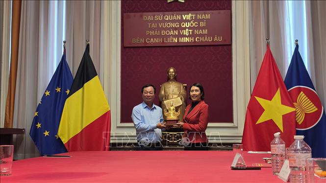 Ông Bùi Văn Quang trao quà lưu niệm tặng Đại sứ Nguyễn Hương Trà tại trụ sở Đại sứ quán Việt Nam tại Vương quốc Bỉ và Phái đoàn Việt Nam bên cạnh Liên minh châu Âu. Ảnh: PV TTXVN tại Vương quốc Bỉ