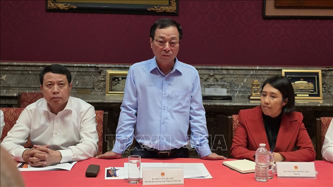 Ông Bùi Văn Quang, Phó Bí thư Thường trực Tỉnh ủy Phú Thọ phát biểu tại buổi làm việc với Đại sứ quán Việt Nam tại Bỉ. Ảnh: PV TTXVN tại Vương quốc Bỉ