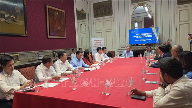 Toàn cảnh buổi làm việc giữa đoàn công tác tỉnh Phú Thọ và Hội Trí thức và chuyên gia Việt Nam tại Bỉ và Luxembourg (ViLaB), ngày 28/8 tại Brussels. Ảnh: PV TTXVN tại Vương quốc Bỉ