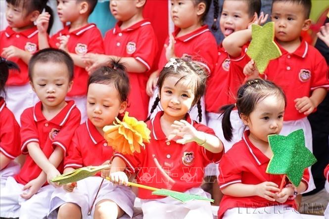 Hệ thống giáo dục được đổi mới theo hướng toàn diện và thực chất, chú trọng phát triển phẩm chất, năng lực người học. Trong ảnh: Các em nhỏ háo hức trong ngày khai giảng tại trường mầm non Việt - Triều hữu nghị. Ảnh: Khánh Hòa - TTXVN