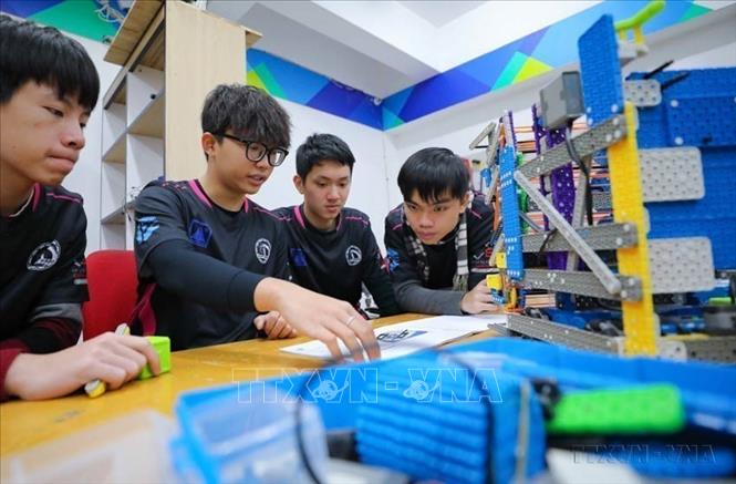 Đội tuyển VEX IQ - Trường THPT Chuyên Hà Nội - Amsterdam tập luyện cho Giải vô địch thế giới VEX Robotics 2024. Ảnh: Thanh Tùng - TTXVN