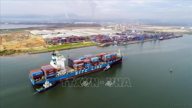 Tàu 22.000 tấn vào bốc xếp hàng hóa tại cảng Chu Lai, thuộc Công ty TNHH Một thành viên Cảng Chu Lai - Trường Hải (Quảng Nam). Đây là cảng nước sâu có hệ thống logistic đồng bộ, diện tích 140 ha, được đưa vào hoạt động từ tháng 5/2012, là cảng sông có quy mô lớn duy nhất tại miền Trung, góp phần phát triển lưu thông hàng hóa của khu vực. Ảnh: Danh Lam - TTXVN
