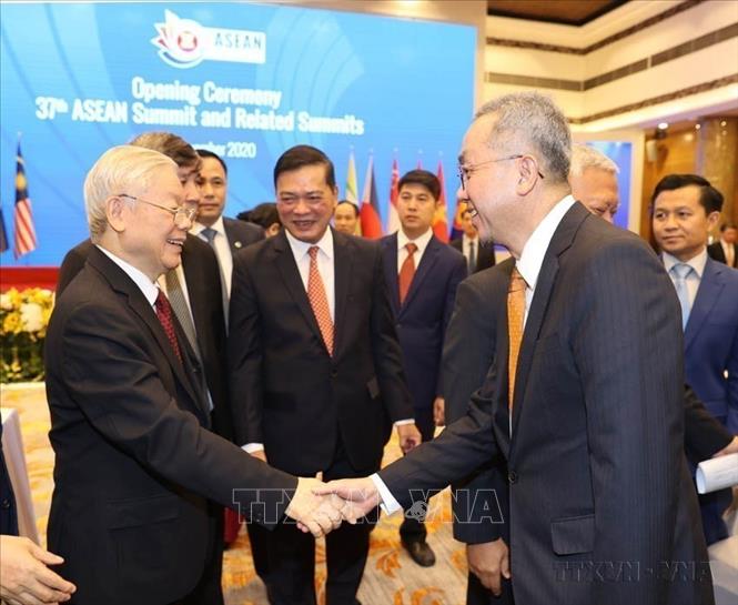 Việt Nam luôn thể hiện mong muốn là bạn với tất cả các quốc gia, sẵn sàng thực hiện các nhiệm vụ và nghĩa vụ quốc tế. Trong ảnh: Tổng Bí thư, Chủ tịch nước Nguyễn Phú Trọng và các đại biểu dự khai mạc Hội nghị Cấp cao ASEAN lần thứ 37 và các Hội nghị Cấp cao liên quan được tổ chức bằng hình thức trực tuyến tại Hà Nội, sáng 12/11/2020. Ảnh: Trí Dũng - TTXVN 