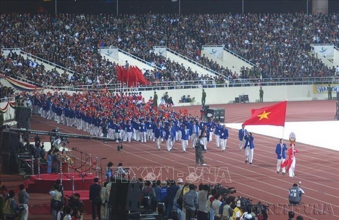 Năm 2003, lần đầu tiên Việt Nam đăng cai Đại hội Thể thao Đông Nam Á, diễn ra từ ngày 5 đến 13/12/2003, quy tụ trên 5.000 VĐV, có 11 quốc gia tham gia và tranh tài ở 42 môn. Kết thúc đại hội, Việt Nam xếp nhất toàn đoàn với 346 huy chương (158 HCV, 97 HCB và 91 HCĐ). Ảnh: TTXVN
