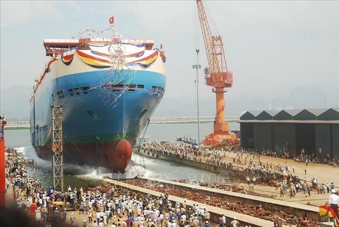 Công ty đóng tàu Hạ Long (Tập đoàn công nghiệp tàu thủy Việt Nam – VINASHIN) hạ thủy thành công tàu chở ô tô sức chứa 4.900 xe – HL01, lần đầu tiên được đóng mới tại Việt Nam (2010). Ảnh: Anh Tôn - TTXVN