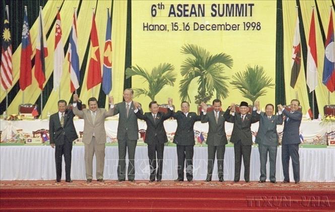 Tháng 12/1998, Việt Nam tổ chức thành công Hội nghị ASEAN lần thứ VI. Đây là lần đầu tiên Việt Nam đăng cai tổ chức một hội nghị của Hiệp hội kể từ khi gia nhập. Trong ảnh: Thủ tướng Phan Văn Khải và các nhà lãnh đạo ASEAN chụp ảnh chung tại Phiên bế mạc Hội nghị. Ảnh: Thế Thuần - TTXVN