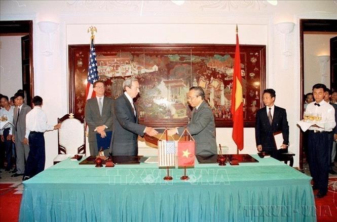 Đến nay, Việt Nam đã thiết lập quan hệ ngoại giao với 195 quốc gia trên thế giới, trong đó có quan hệ Đối tác Chiến lược và Đối tác Toàn diện với hơn 30 quốc gia. Trong ảnh: Ngày 5/8/1995, tại Hà Nội, Bộ trưởng Ngoại giao Hoa Kỳ Warren Christopher và Bộ trưởng Ngoại giao Nguyễn Mạnh Cầm ký Nghị định thư, chính thức thiết lập quan hệ ngoại giao Việt Nam - Hoa Kỳ. Ảnh: Xuân Tuân - TTXVN