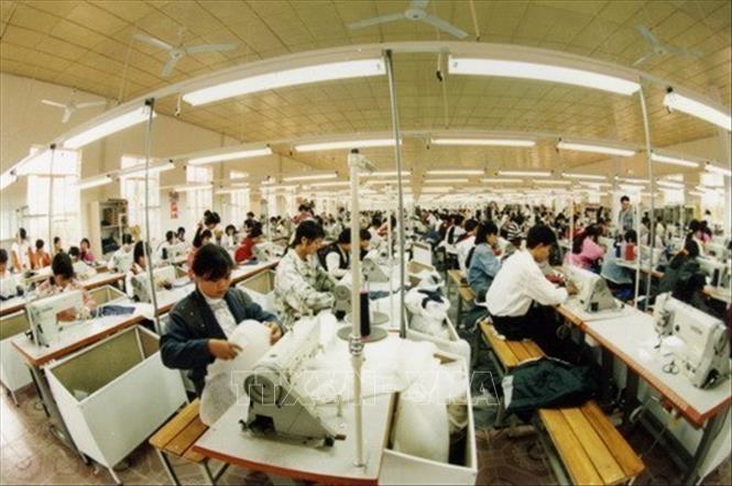 Đại hội đại biểu toàn quốc lần thứ VII của Đảng Cộng sản Việt Nam họp tại Thủ đô Hà Nội từ ngày 24 đến ngày 27/6/1991. Đại hội VII đã thông qua Cương lĩnh xây dựng đất nước trong thời kỳ quá độ lên Chủ nghĩa xã hội. Trong ảnh: Sản xuất hàng may xuất khẩu tại Công ty may mặc Thanh Hóa. Thực hiện cương lĩnh của Đảng, cuộc sống của nhân dân ngày càng được đảm bảo. Ảnh: TTXVN