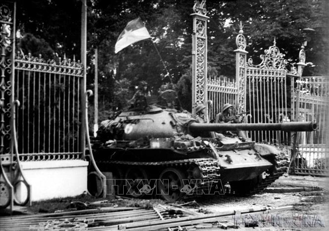 11h30 phút ngày 30/4/1975, xe tăng quân Giải phóng băng qua cánh cổng sắt, đánh chiếm Phủ Tổng thống ngụy Sài Gòn, sào huyệt cuối cùng của chính quyền tay sai, giải phóng miền Nam, thống nhất đất nước. Ảnh: Mai Hưởng - TTXVN