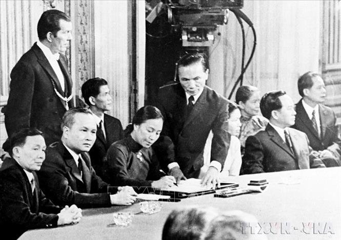 Ngày 27/1/1973, các Bộ trưởng Ngoại giao thay mặt cho Chính phủ Việt Nam Dân chủ Cộng hòa, Chính phủ cách mạng lâm thời Cộng hòa miền Nam Việt Nam, Chính phủ Mỹ và Chính phủ Việt Nam Cộng hòa đã chính thức ký Hiệp định Paris về chấm dứt chiến tranh, lập lại hòa bình ở Việt Nam. Trong ảnh: Bà Nguyễn Thị Bình, Bộ trưởng Bộ Ngoại giao Chính phủ cách mạng lâm thời Cộng hòa miền Nam Việt Nam đặt bút ký Hiệp định Paris. Ảnh: Tư liệu TTXVN