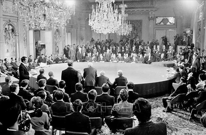 Thất bại trong chiến dịch 12 ngày đêm “Hà Nội - Điện Biên Phủ trên không” tháng 12/1972, Mỹ buộc phải ký Hiệp định Paris về chấm dứt chiến tranh, lập lại hòa bình ở Việt Nam, ngày 27/1/1973, tại Trung tâm Hội nghị quốc tế ở thủ đô Paris (Pháp). Ảnh: Văn Lượng - TTXVN