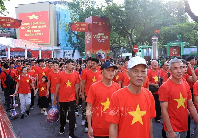 Đông đảo nhân dân hưởng ứng tham gia đi bộ trong sáng 30/8. Ảnh: Tuấn Anh - TTXVN