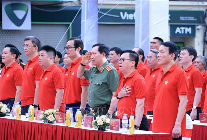 Các đại biểu thực hiện nghi thức chào cờ. Ảnh: Tuấn Anh - TTXVN