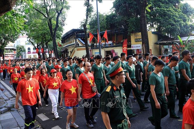 Đông đảo nhân dân và cán bộ chiến sĩ hưởng ứng tham gia đi bộ trong sáng 30/8. Ảnh: Tuấn Anh - TTXVN