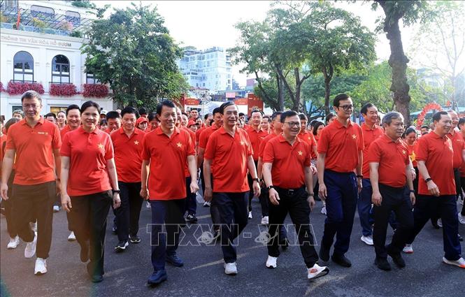 Các đại biểu đi bộ vòng quanh hồ Hoàn Kiếm. Ảnh: Tuấn Anh - TTXVN