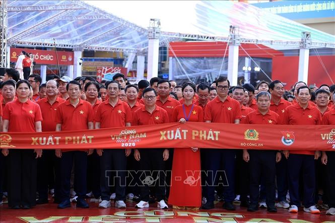 Các đại biểu tham gia đi bộ hưởng ứng chương trình 