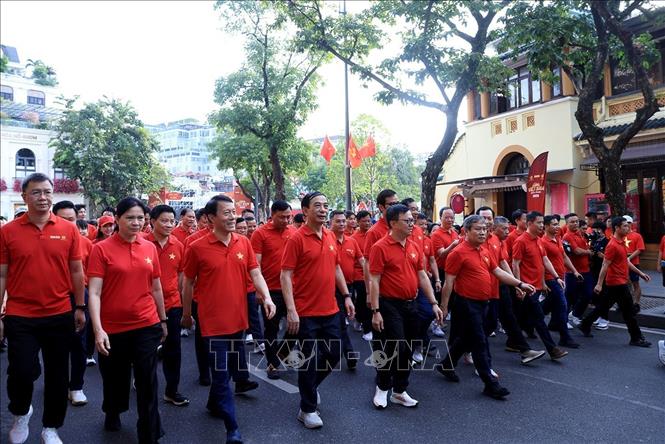 Các đại biểu tham gia chương trình đi bộ vòng quanh hồ Hoàn Kiếm. Ảnh: Tuấn Anh - TTXVN