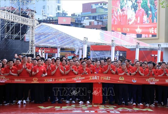 Các đại biểu tham gia đi bộ hưởng ứng chương trình 